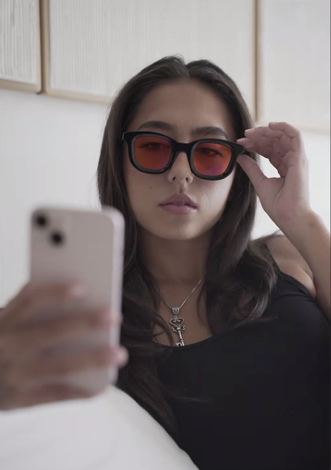 Round retro-inspired black frames